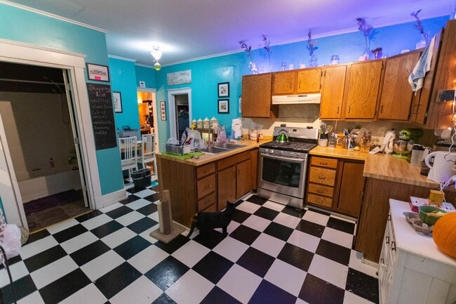 Building Photo - Huge sunny vintage 4bedroom apartment