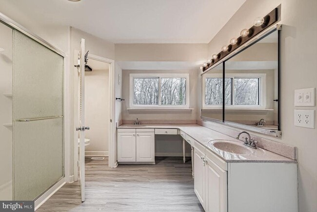 Building Photo - 4 Oakridge Ct