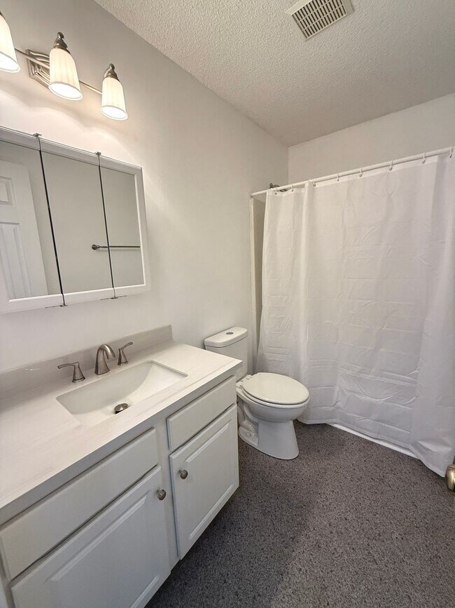Building Photo - RENT SPECIAL! Updated Holten Place, top fl...