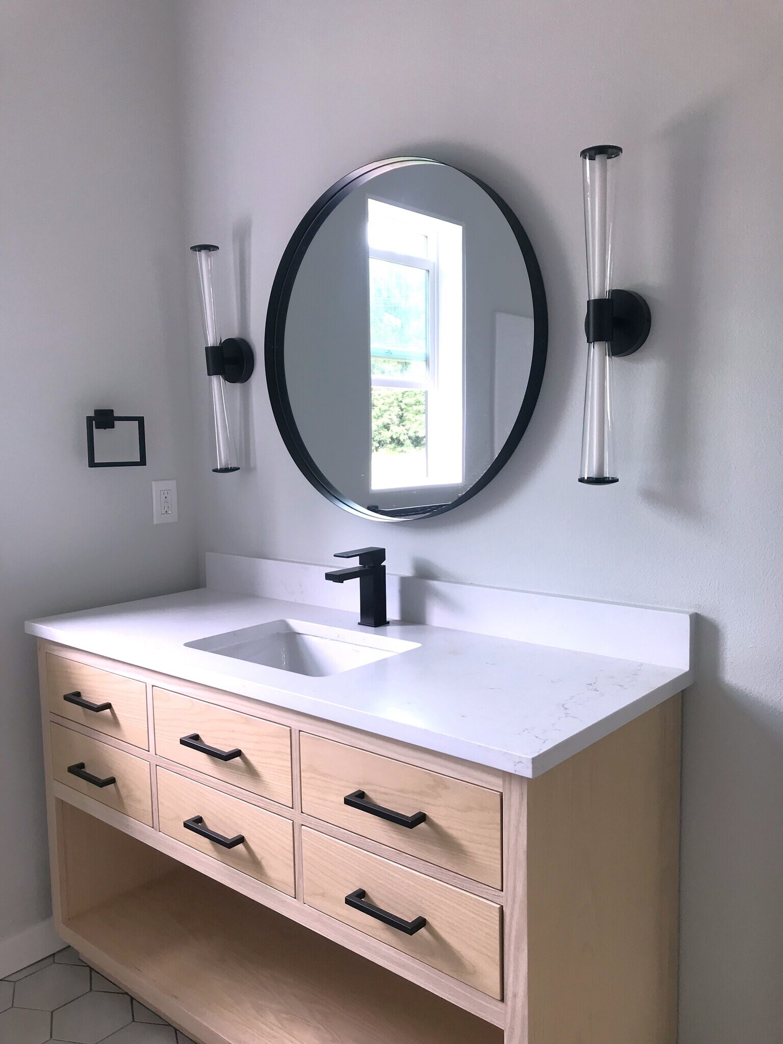 Main Bath with Tub Shower - 19609 SE Chitwood Rd