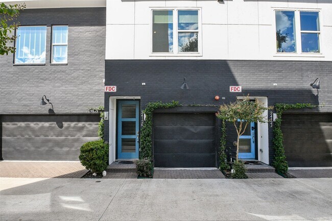 Building Photo - 2412 Canal St