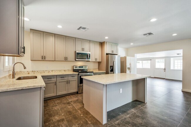 Building Photo - Spacious 6-Bedroom, 3.5-Bath Pool Home Near ASU Campus