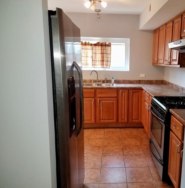 Building Photo - Cozy 3 bedroom 1.5 Bathroom Townhouse! Hardwood Throughout! Parking Included In Rent! Available f...