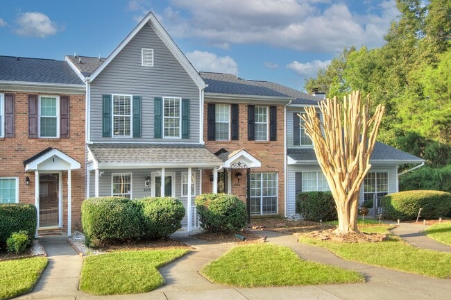 Building Photo - Discover this beautifully updated Raintree townhome featuring an open floor plan and a range of c...