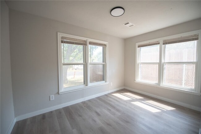 Building Photo - 107 N Banks St