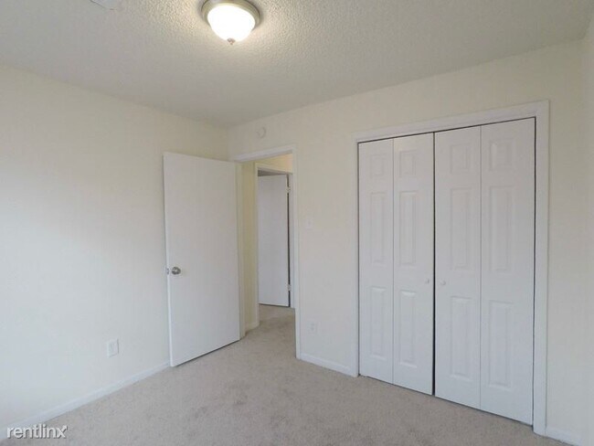 Building Photo - 2 br, 2 bath Townhome - 6609 Brittmoore Rd