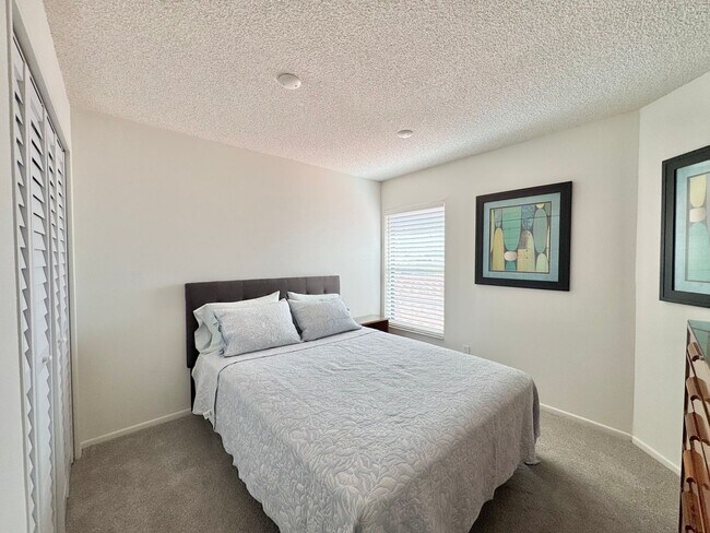 Building Photo - Winterset Condo with Gorgeous Sunset Views!