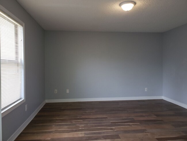 Building Photo - Spacious Townhome in the Heart of Dr. Phil...