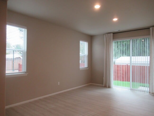 Building Photo - Large 5 bedroom, 2.75 bath home in Covington