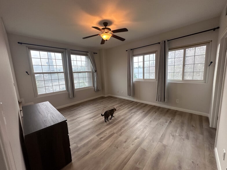 Building Photo - 10929 Landale St