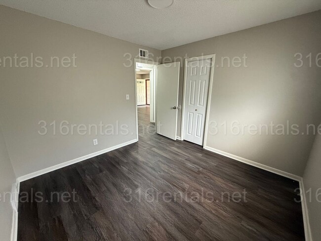 Building Photo - $1345 - 4 bedroom / 2 bathroom - Beautiful...