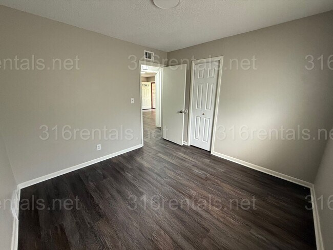 Building Photo - 2943 S Volutsia Ave