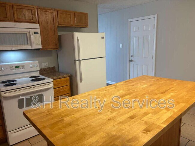 Building Photo - 636 Park Dr