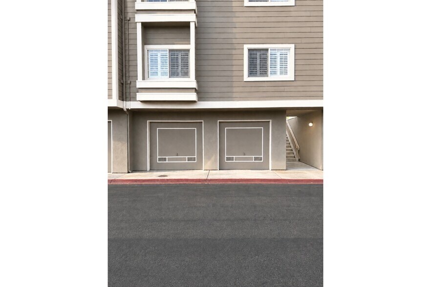 Building Photo - 20171 Sealpoint Ln