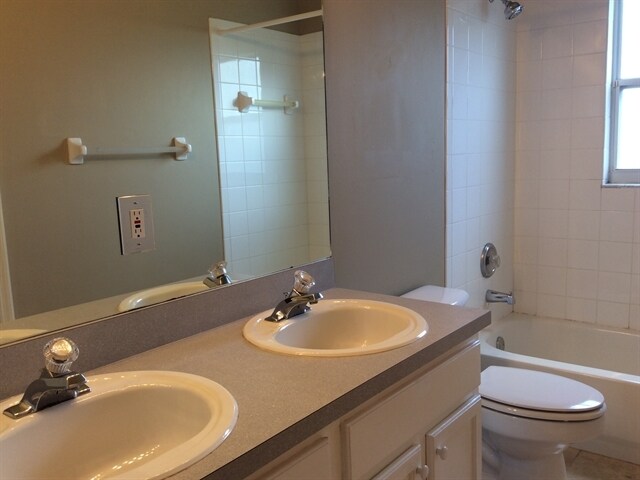 Building Photo - 636 Darkwood Ave