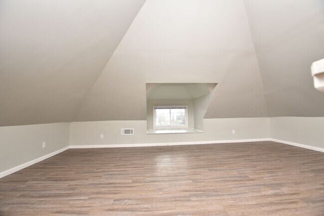 Building Photo - Spacious Downtown Mishawaka Apartment