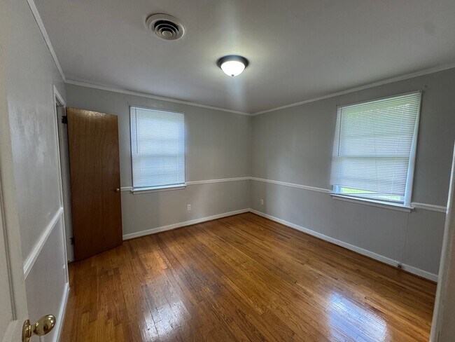 Building Photo - 1143 Lakewood Dr