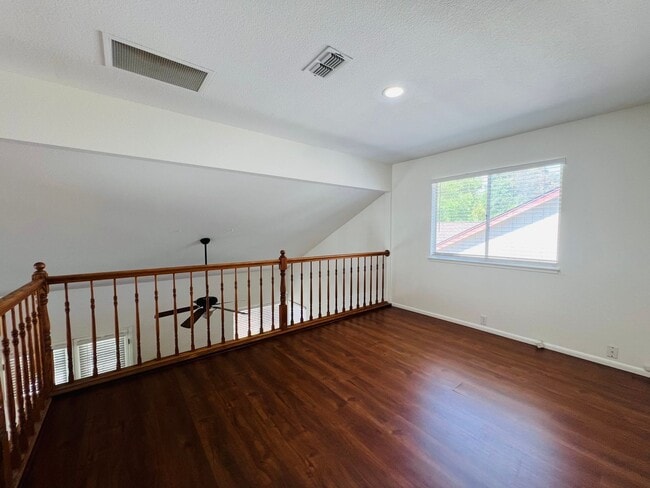 Building Photo - Spacious and Sparkling with New Paint 3 be...