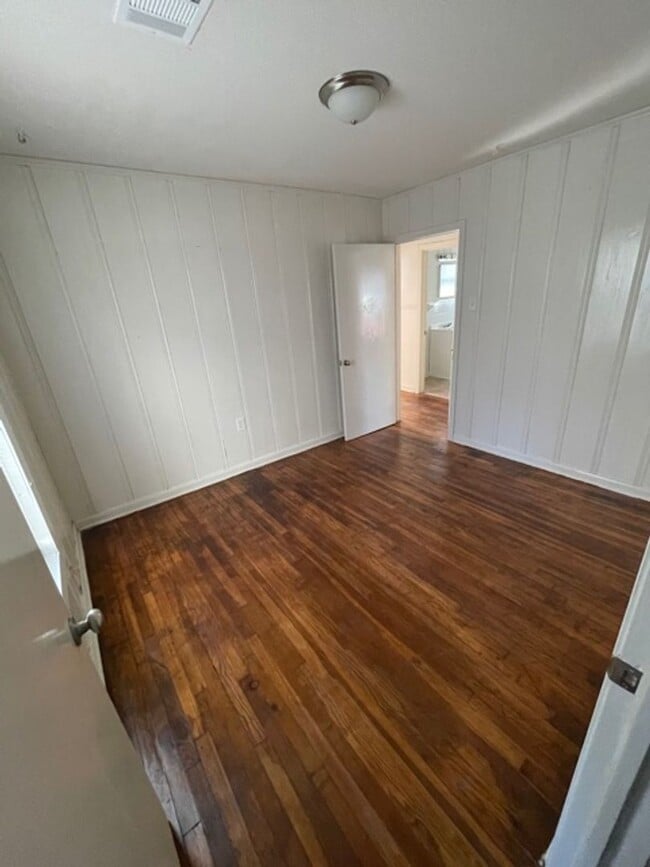 Building Photo - 2212 Jane St