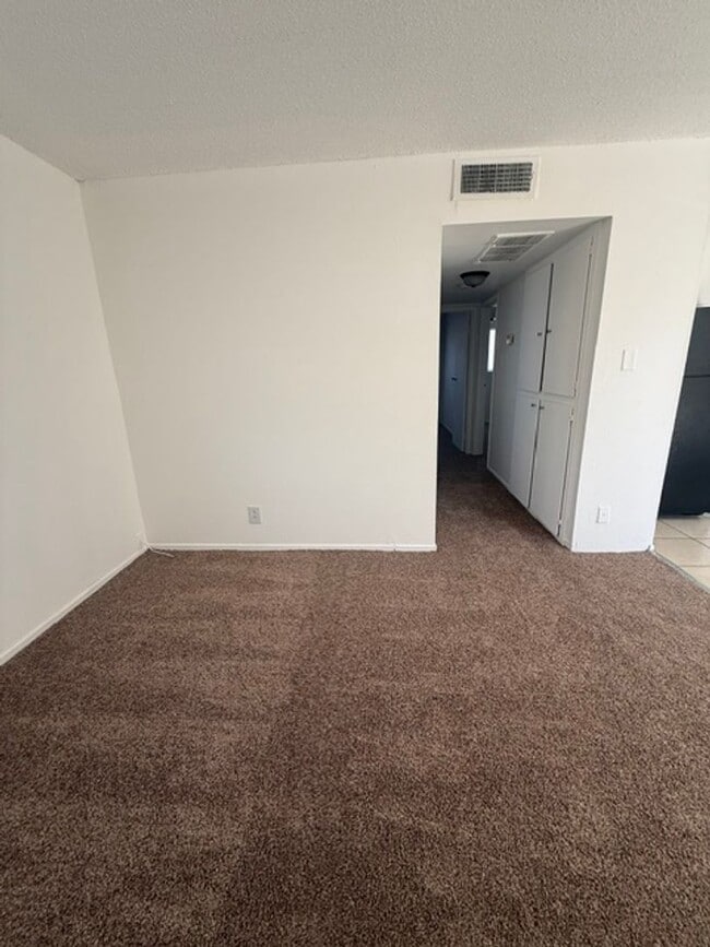 Building Photo - 2512 Tulip Ln