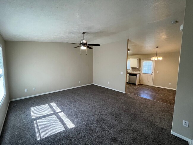 Building Photo - 4 Bedroom 2 bath Ranch Home, with two stall garage, finished basement, in NW Lincoln.