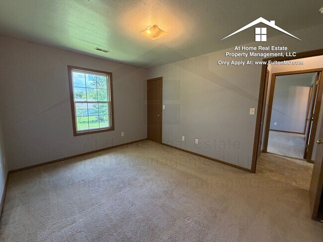 Building Photo - 427–429 Sabre Circle