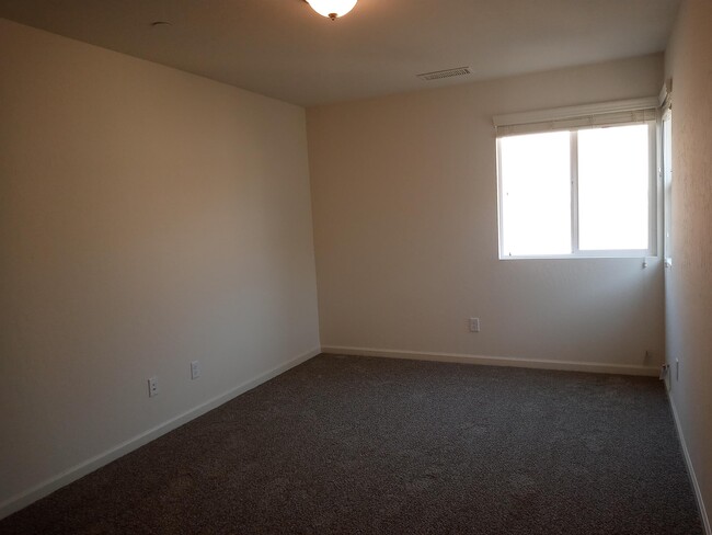 Building Photo - 1945 Kelly Ln