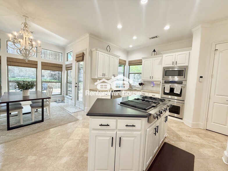 Building Photo - 1007 Drake Dr