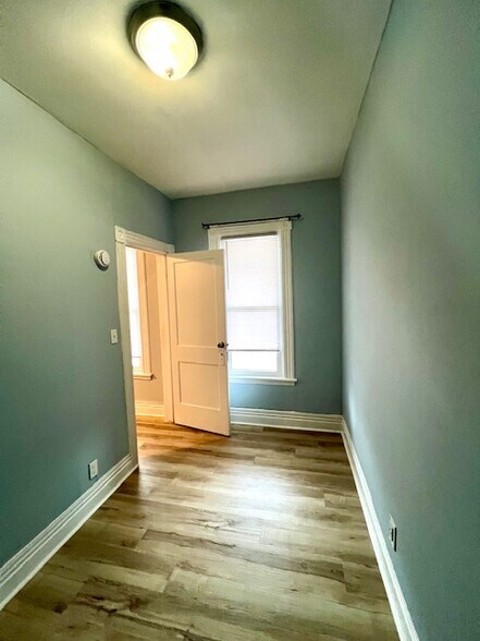 Building Photo - 39 1/2 Milton Ave