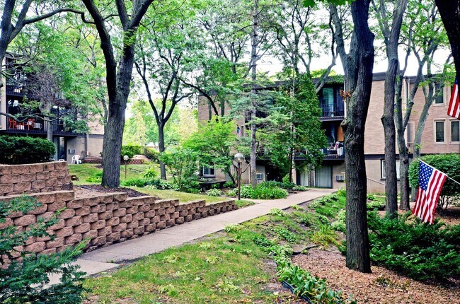 Building Photo - Cozy 1 bed 1 bath condo in Mpls! Shared po...