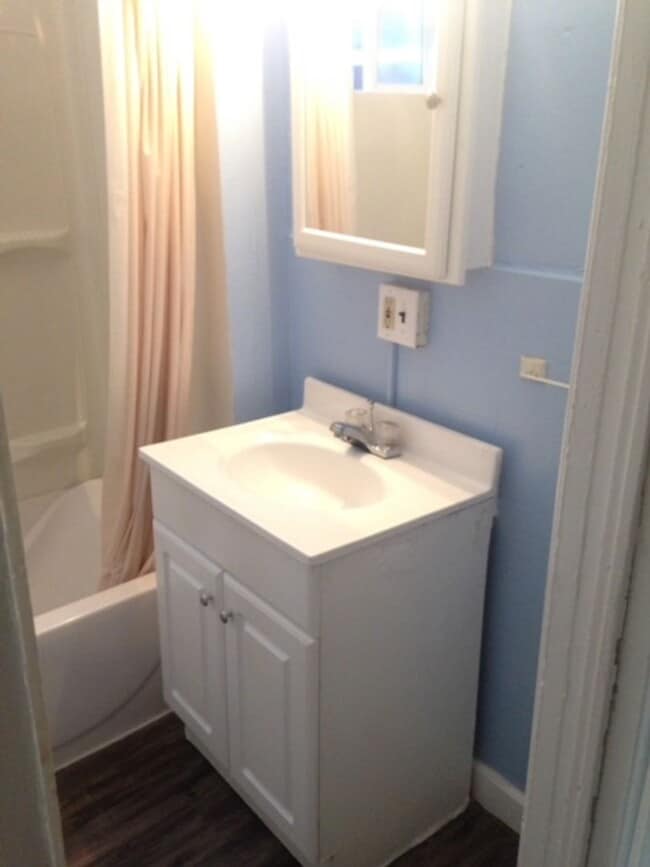 Building Photo - 2 Roommates Wanted!