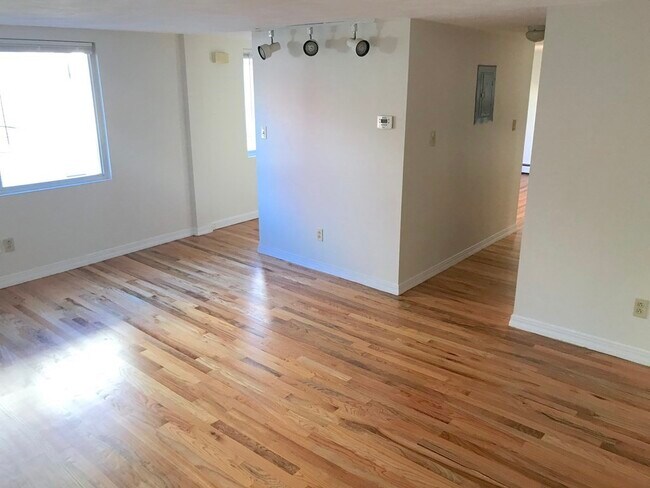 Building Photo - 144 Thorndike St