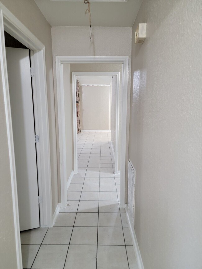 Building Photo - 14510 Roundstone Ln
