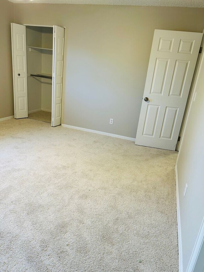 Building Photo - Beautifully Updated Townhome in Prime Loca...