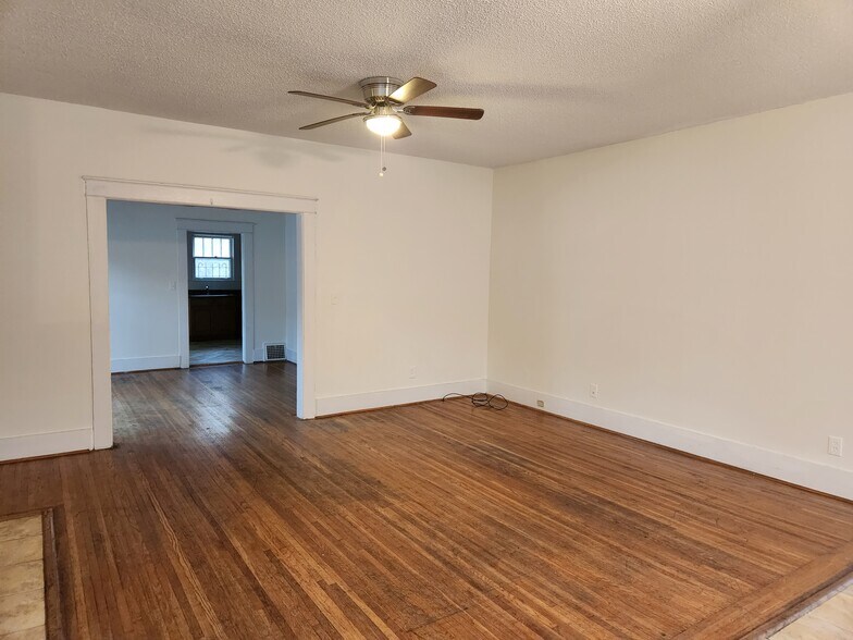 Building Photo - 416 10th Ave S