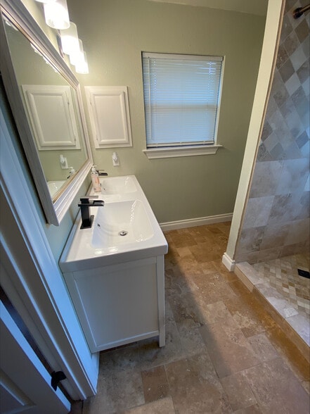 Building Photo - 702 Spring Hollow Dr