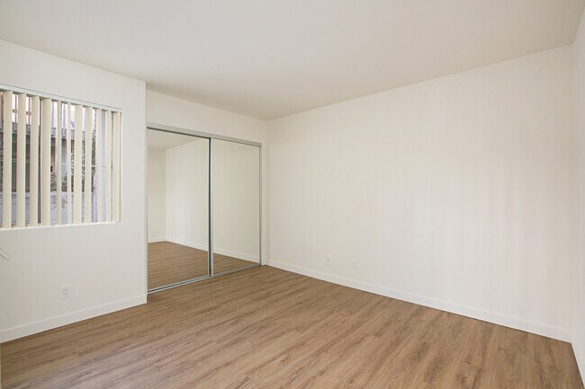 Building Photo - AVAILABLE JUNE! NEWLY REMODELED 2BD/1BA BEAUTIFUL CROWN POINT CONDO! ONLY $3,595/MO!