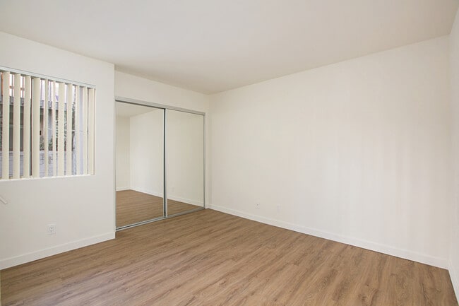 Building Photo - REMODELED 2BD/1BA BEAUTIFUL CROWN POINT CONDO! ONLY $3,595/MO