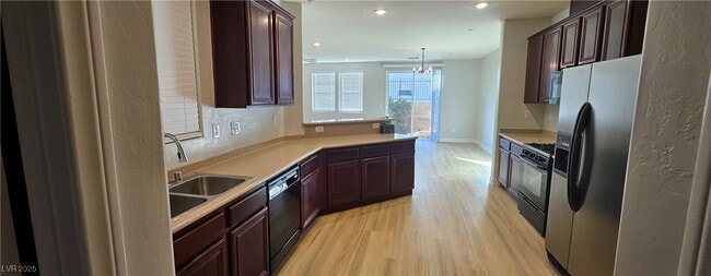 Building Photo - 395 Kensington Palace Ave