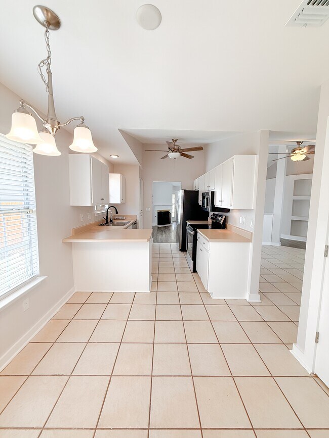 Building Photo - 161 Mirabelle Cir