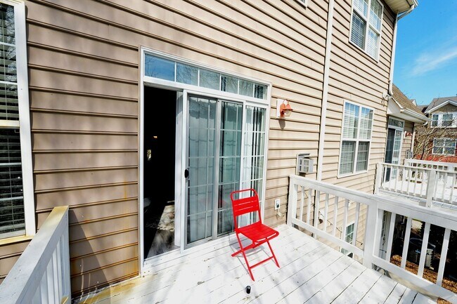 Building Photo - Beautiful Townhome/condo