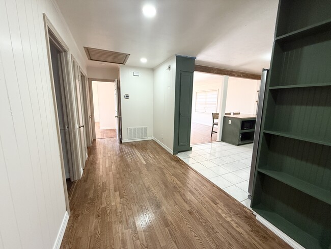 Building Photo - 1100 W Grand Ave