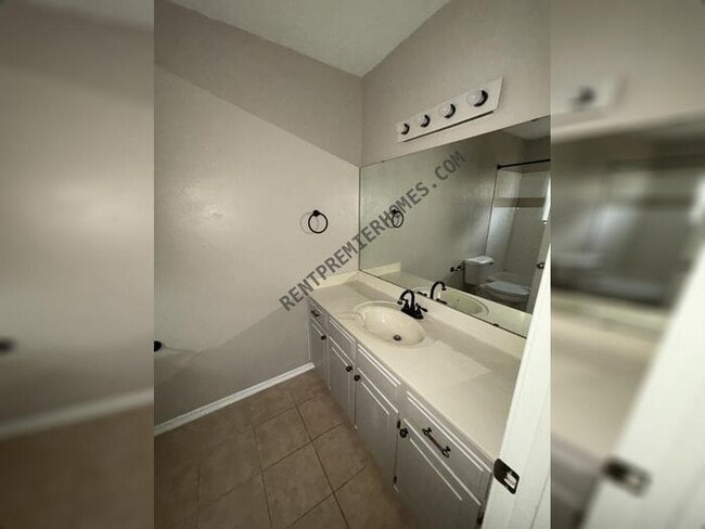 Building Photo - 28 Countrywood St