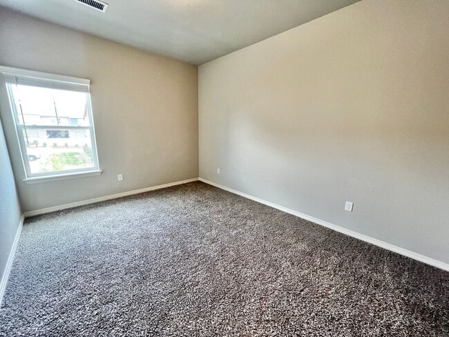 Building Photo - Beautiful 3 bed, 3 bath Townhome in West W...