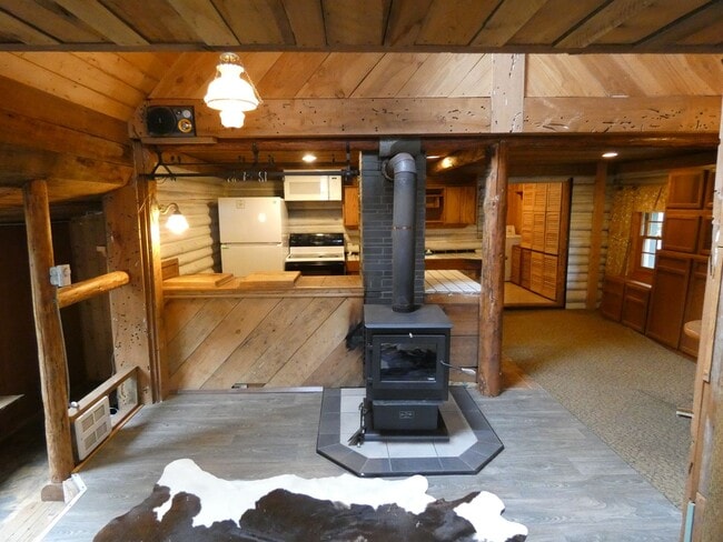 Building Photo - **Charming Cabin**