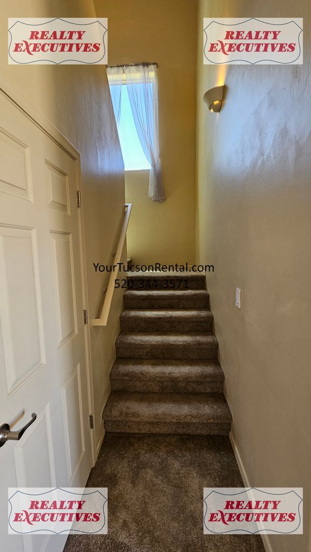 Building Photo - Wentworth Rd South - 4 Bedrooms 2.5 bathrooms, 3 car garage and large fenced yard