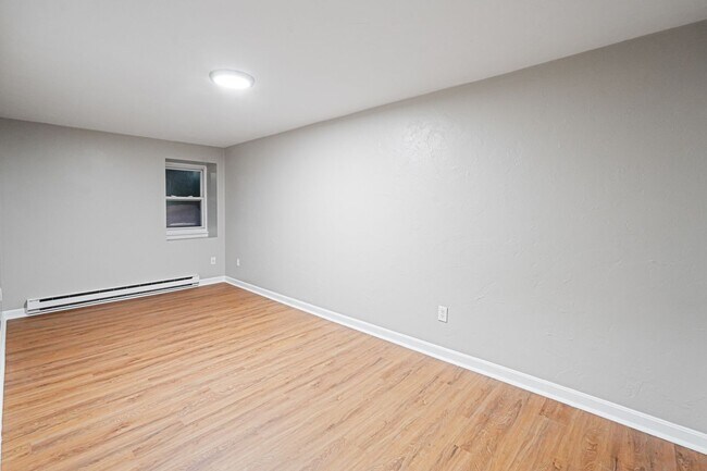 Building Photo - Modern, Cozy 2BR Home with Basement & Park...