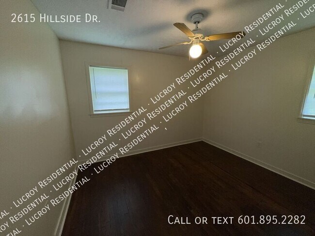 Building Photo - 2615 Hillside Dr