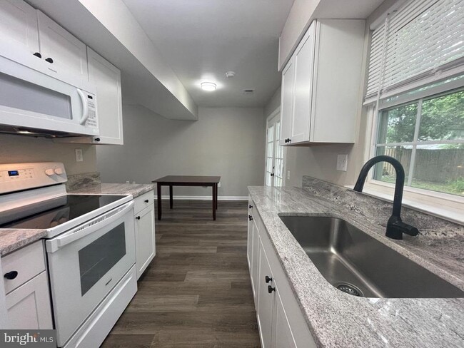 Building Photo - 5005 Vane Ct