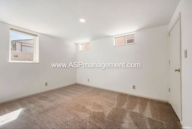 Building Photo - Harvard/Yale 3 bed 2 bath Brick home